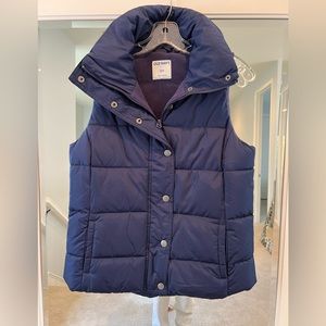 Down sleeveless vest solid navy.